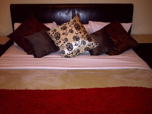 Premium bedding, in-room safe, iron/ironing board, free WiFi