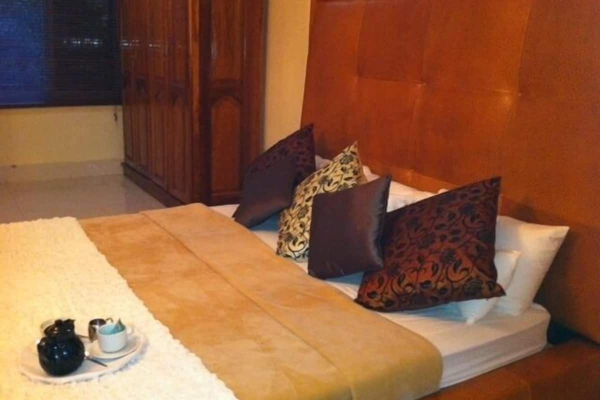 Premium bedding, in-room safe, iron/ironing board, free WiFi