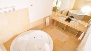 Separat badekar og dusj, dype avslapningsbadekar, hårføner og bidé