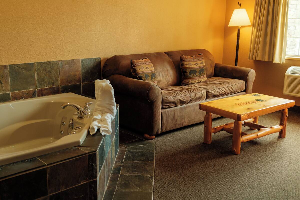 Suite Mewah, 1 Tempat Tidur King dengan tempat tidur Sofa, Bebas Asap Rokok | Area keluarga | Televisi layar datar 32-inci dengan saluran TV kabel dan TV