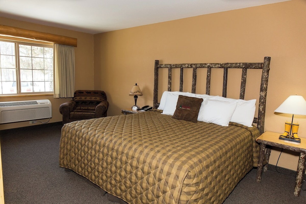 Standard Room, 1 King Bed | Premium bedding, pillowtop beds, desk, laptop workspace