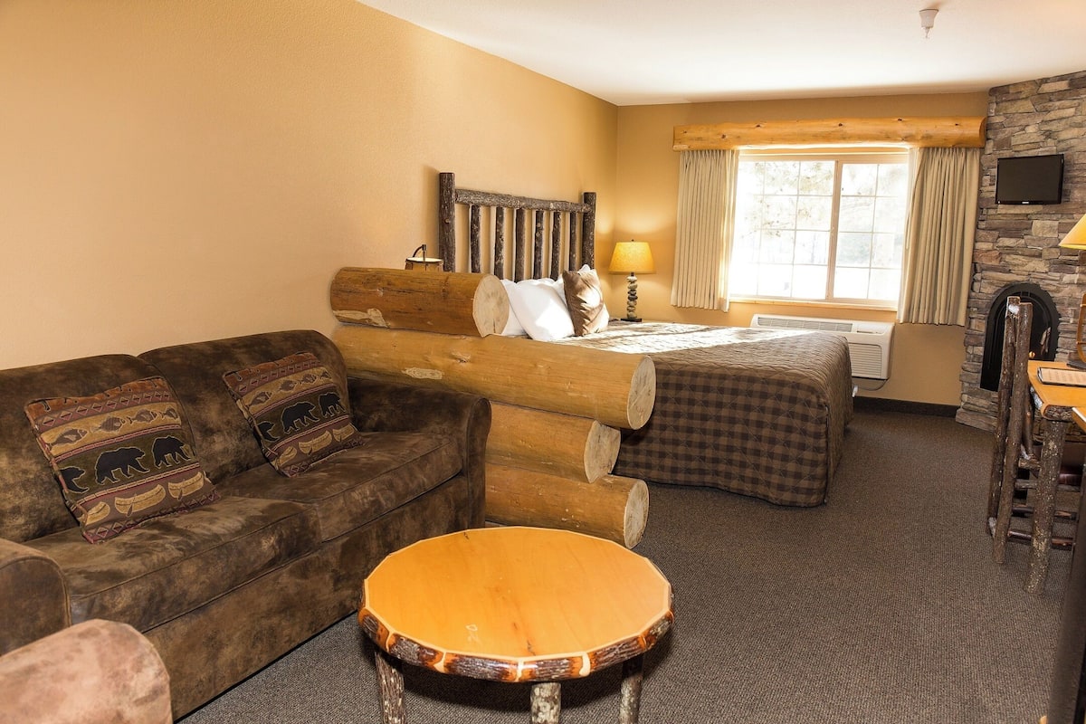 Deluxe Suite, 1 King Bed with Sofa bed, Non Smoking | Premium bedding, pillowtop beds, desk, laptop workspace