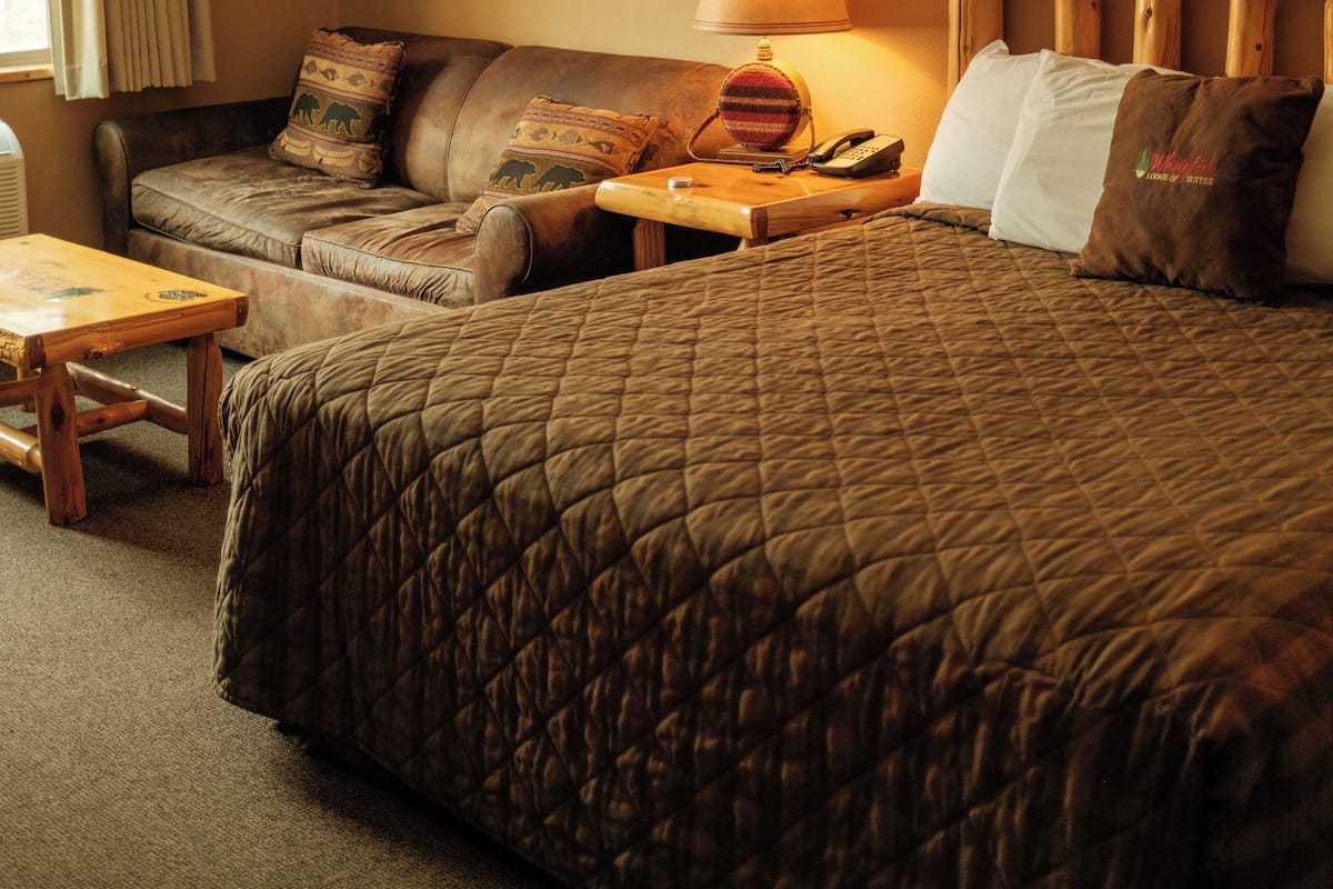 Family Suite, Multiple Beds, Non Smoking | Living area | 32-inch flat-screen TV with cable channels, TV