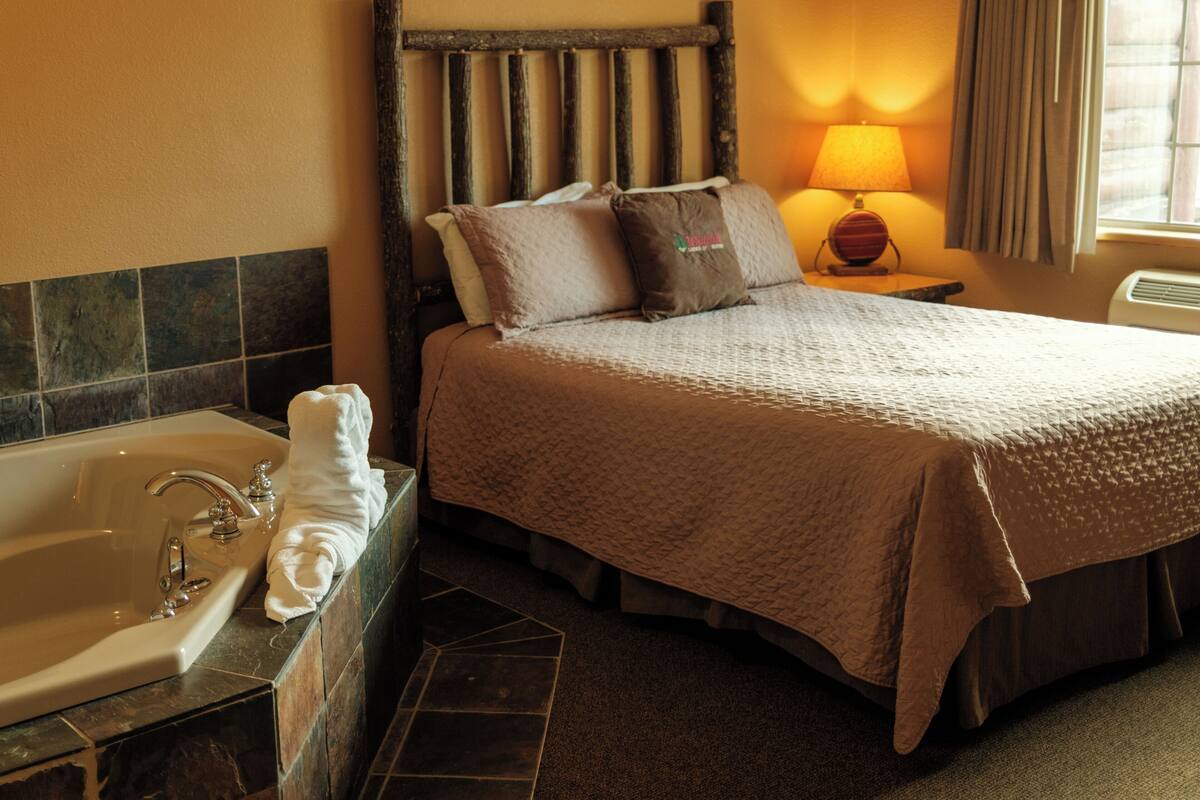 Suite Mewah, 1 Tempat Tidur Queen dengan tempat tidur Sofa, Bebas Asap Rokok | Seprai premium, bantalan ekstra lembut, dan meja kerja