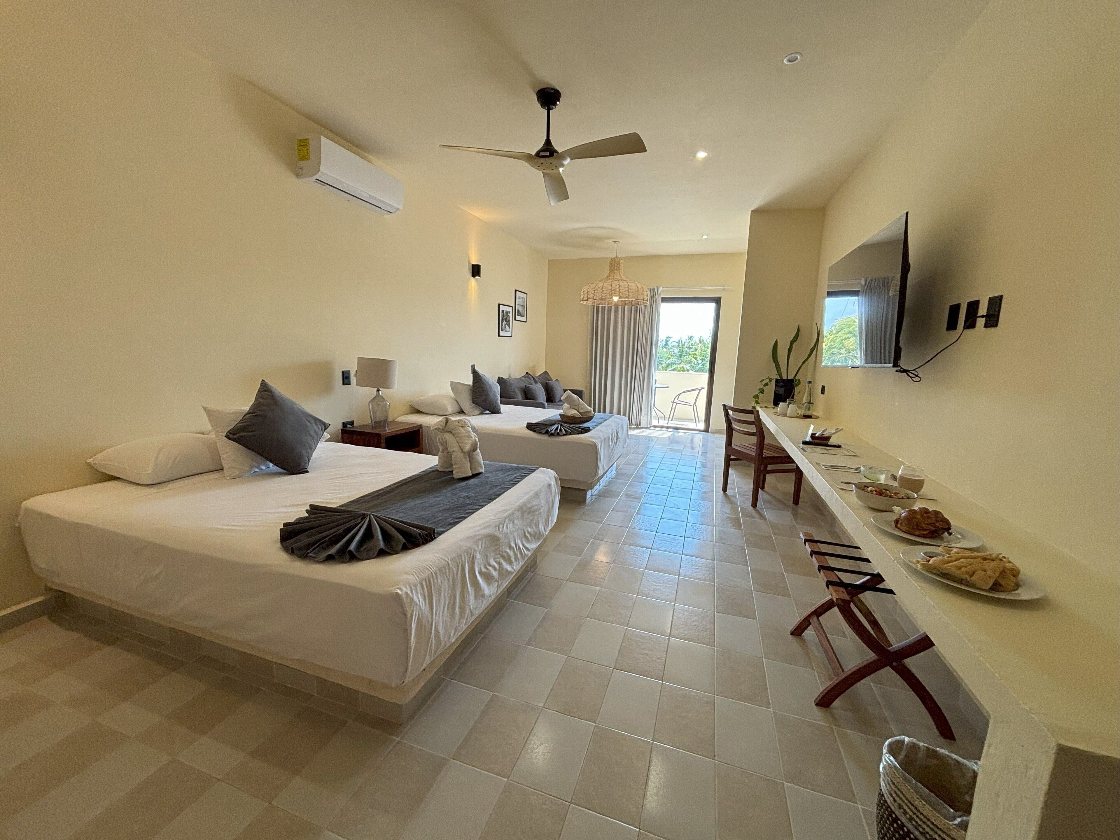 Rom – junior, 2 dobbeltsenger | Individuelt dekorert, individuelt innredet og skrivebord