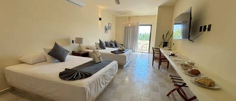 Rom – junior, 2 dobbeltsenger | Individuelt dekorert, individuelt innredet og skrivebord