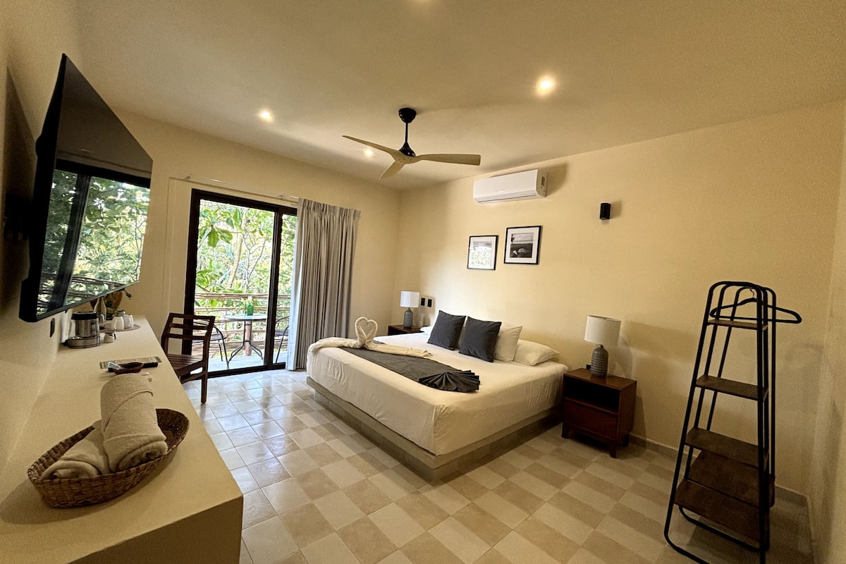 Junior Room | Individually decorated, individually furnished, desk