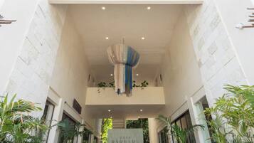 Vista frontal de la propiedad