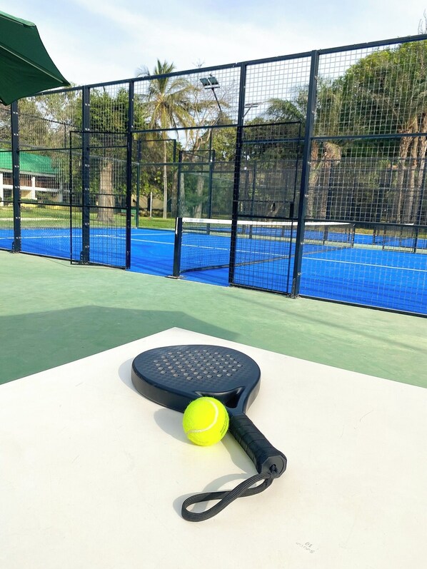 A tennis court with a net, a tennis racket, and a ball. - Senegambia Beach Hotel (Serrekunda)