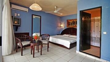 Habitación estándar doble | Ropa de cama de alta calidad, caja fuerte, escritorio y cortinas opacas