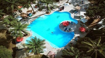 室外 游泳池，日光浴躺椅