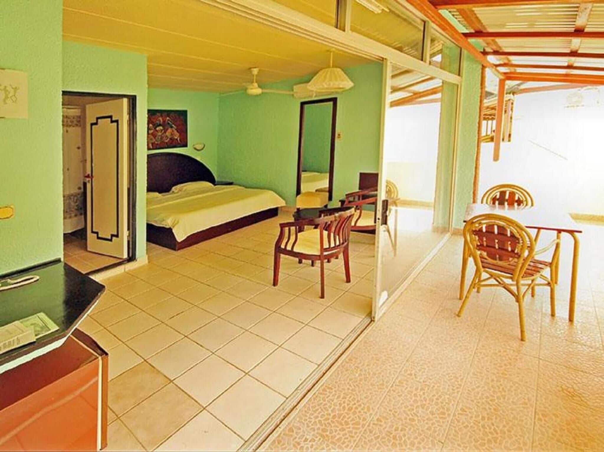 Ropa de cama de alta calidad, caja fuerte, escritorio y cortinas opacas