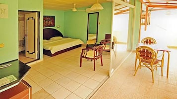 Ropa de cama de alta calidad, caja fuerte, escritorio y cortinas opacas