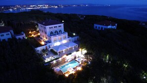 A large, multi-story building with a swimming pool and outdoor lighting. - Grand Hotel Villa Parisi (Rosignano Marittimo)