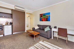 Suíte exclusiva | Sala de estar | Smart TV 43 polegadas com canais digitais, TV