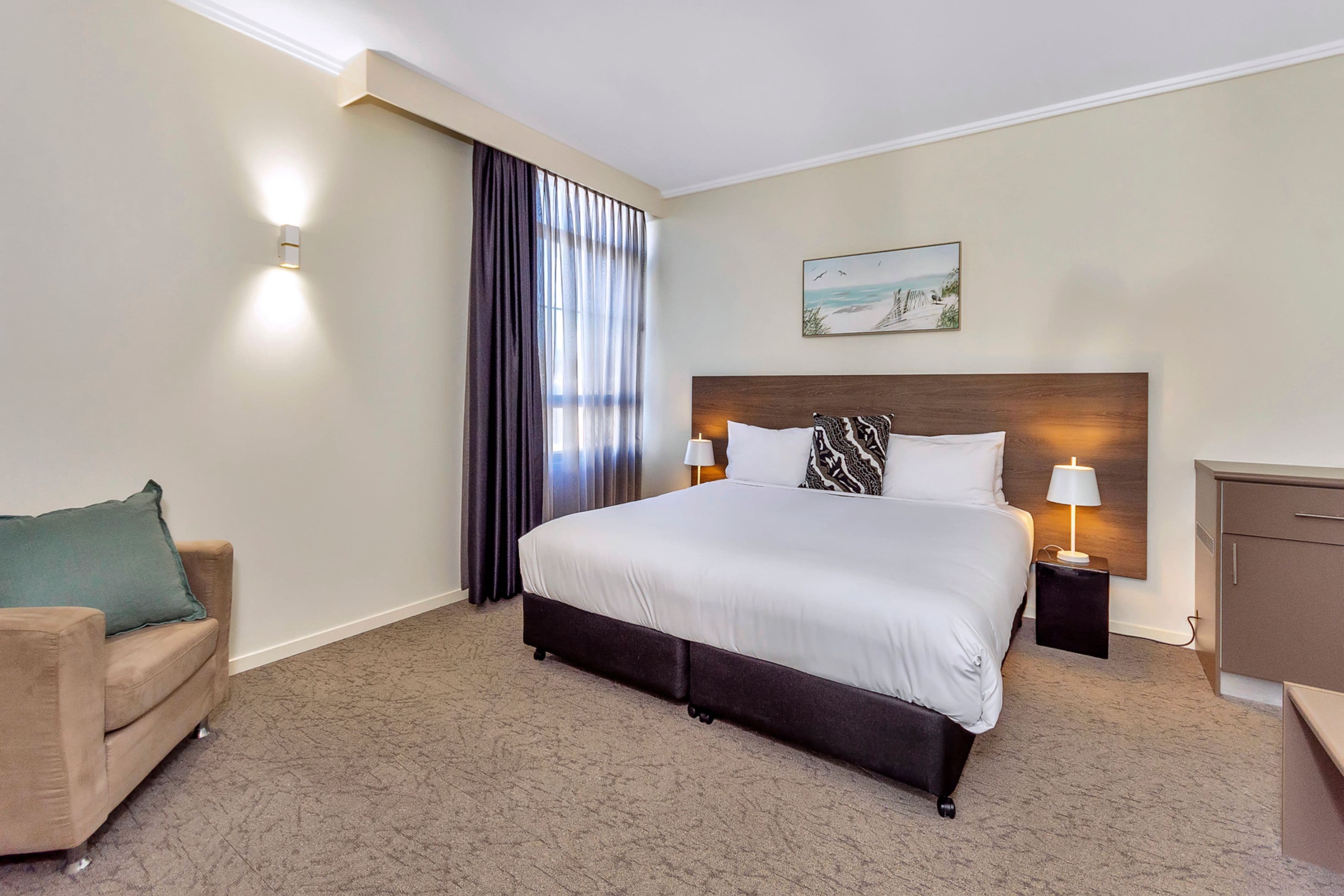 ルーム | ピロートップベッド、デスク、ノートパソコン用作業スペース、遮光カーテン