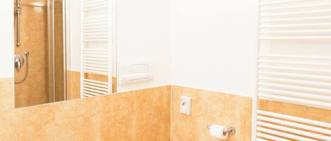 Ein Badezimmer mit Bidet, Toilette und Spiegel.