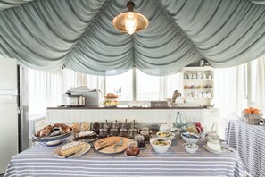 Petit déjeuner buffet (20 EUR par personne)