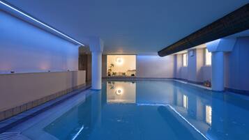 Indoor pool, sun loungers