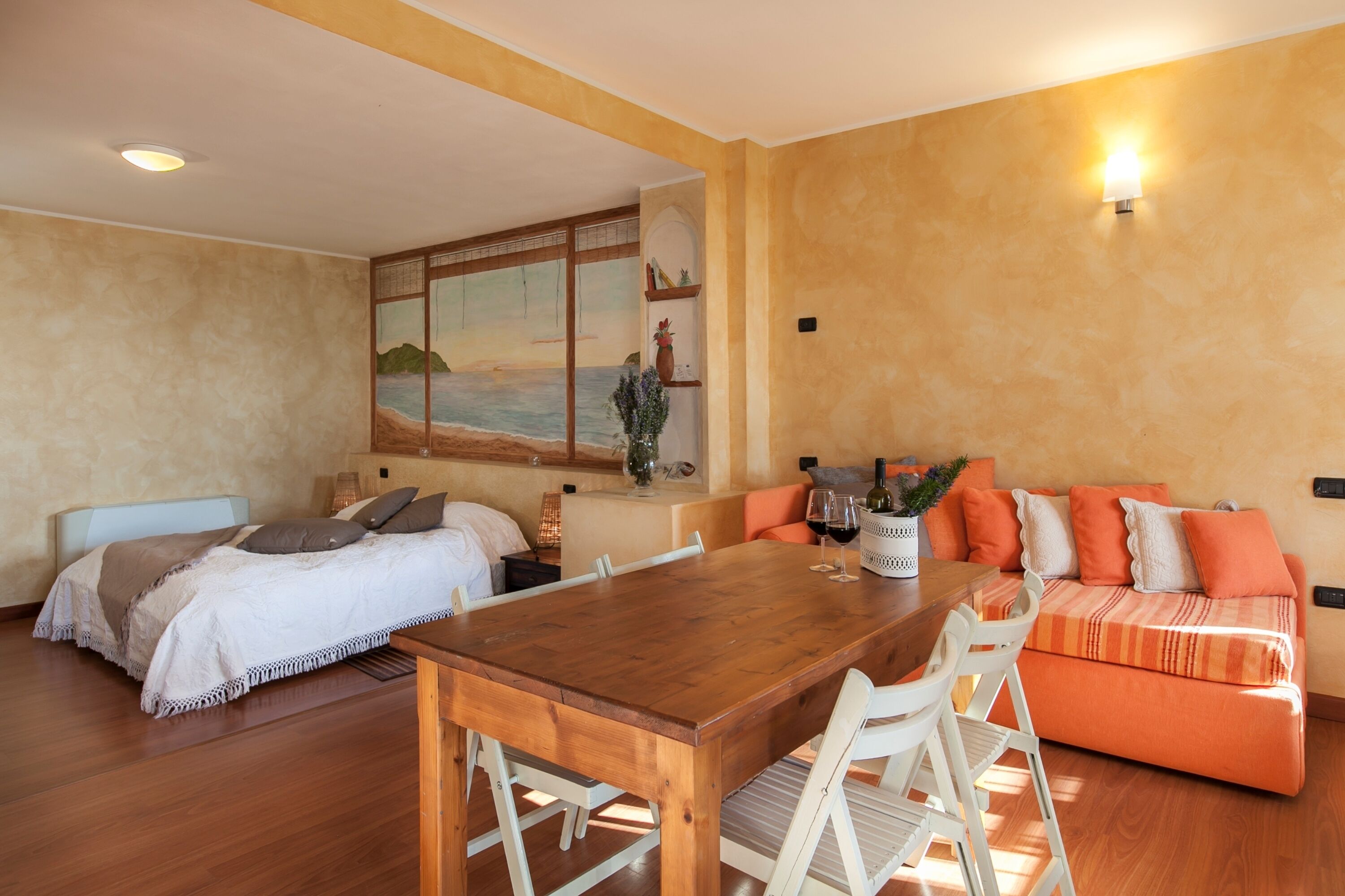 Studio | Living area | Flat-screen TV, books