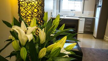 Nệm có lớp đệm bông, bàn, phòng cách âm, bàn ủi/dụng cụ ủi quần áo