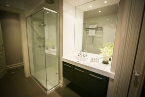 Shower, hair dryer, towels - Gallery Apartments (Warrnambool)