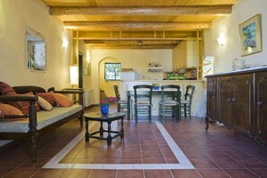 24-Zoll-Fernseher mit Kabelempfang, Kamin