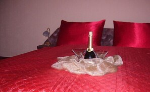 Suite | Een kluis op de kamer, een bureau, gratis wifi, beddengoed