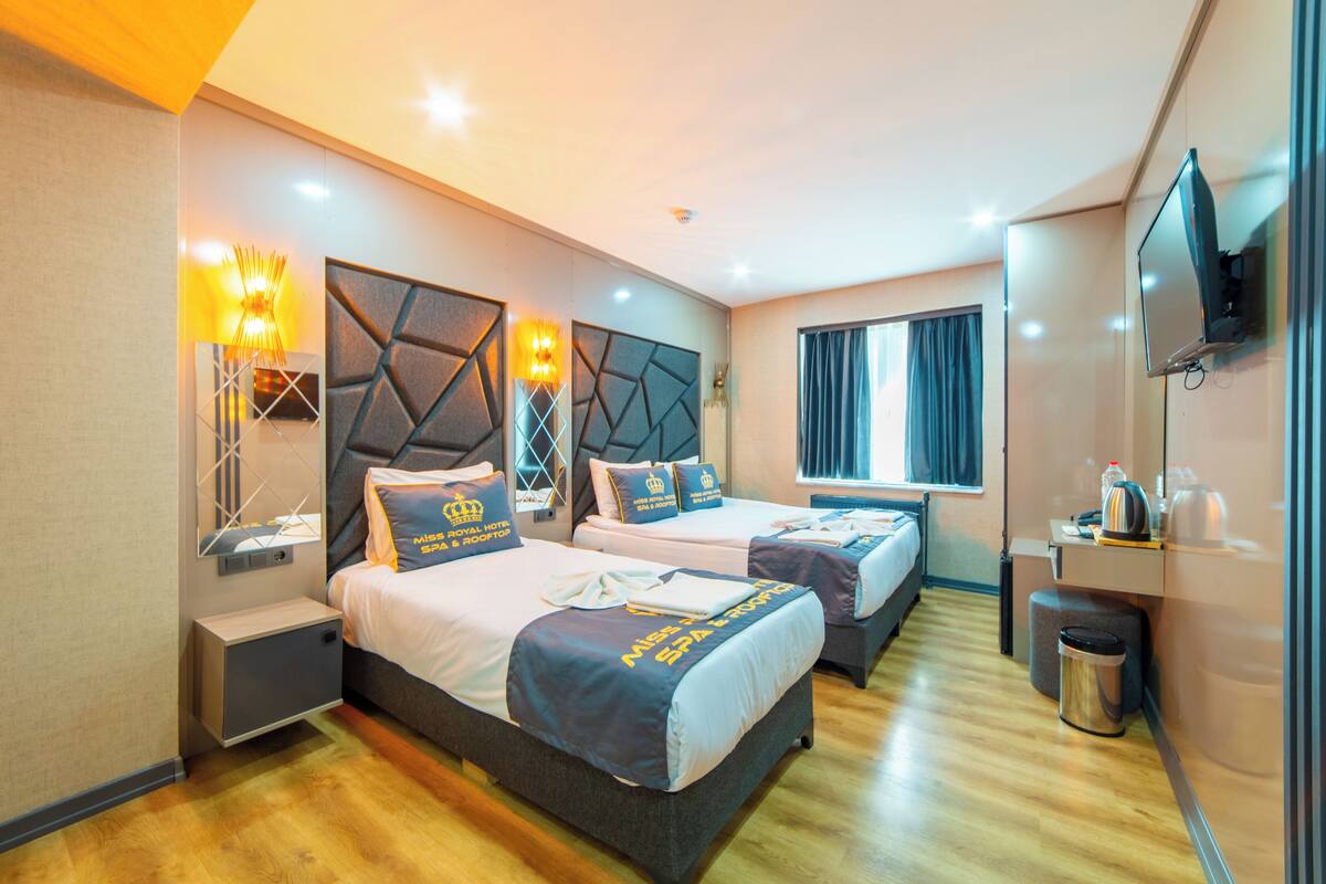 Habitación triple | Ropa de cama de alta calidad, minibar, escritorio