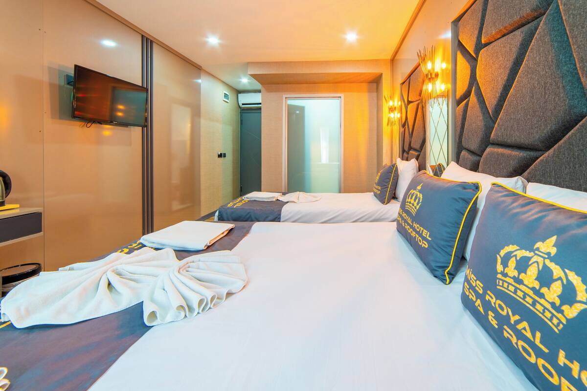 Ropa de cama de alta calidad, minibar, escritorio