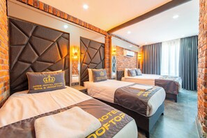 Senior-Suite, 1 Schlafzimmer, Stadtblick | Hochwertige Bettwaren, Minibar, Schreibtisch, schallisolierte Zimmer