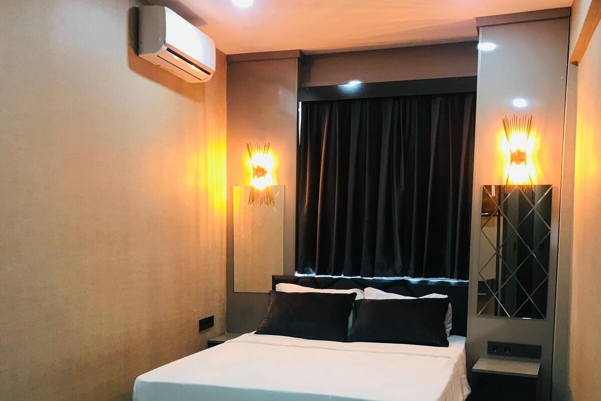 Ropa de cama de alta calidad, minibar, escritorio