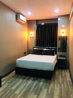 Premium bedding, minibar, desk, soundproofing