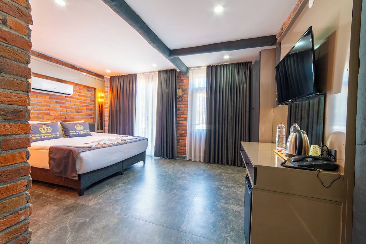 Suite sénior, 1 habitación, vistas a la ciudad | Ropa de cama de alta calidad, minibar, escritorio