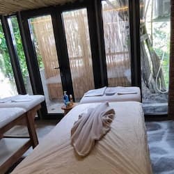 Couples treatment room(s), sauna, Turkish bath/hammam, body treatments
