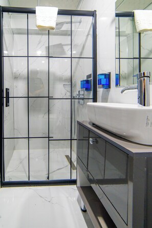 Chambre de base double ou avec lits jumeaux, 1 chambre | Salle de bain | Articles de toilette (gratuits), séchoir à cheveux, pantoufles