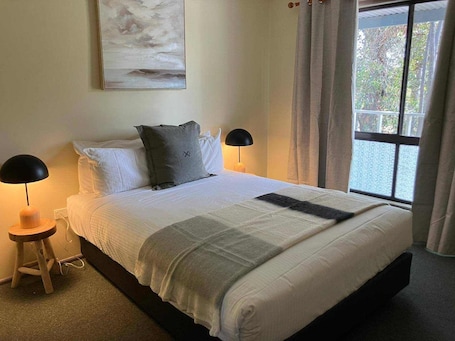 Tabla de planchar con plancha y ropa de cama . Cabins on Halls