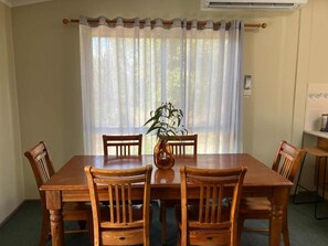 In-room dining - Cabins on Halls (Pokolbin)