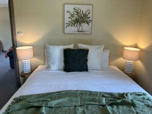 Iron/ironing board, bed sheets