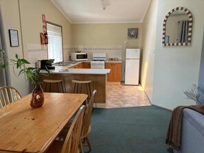 In-room dining - Cabins on Halls (Pokolbin)