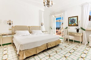 Deluxe-Doppelzimmer, Terrasse, eingeschränkter Meerblick | Minibar, Zimmersafe, Schreibtisch, Zustellbetten