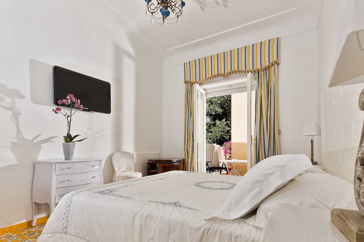 minibar, in-room safe, desk, rollaway beds