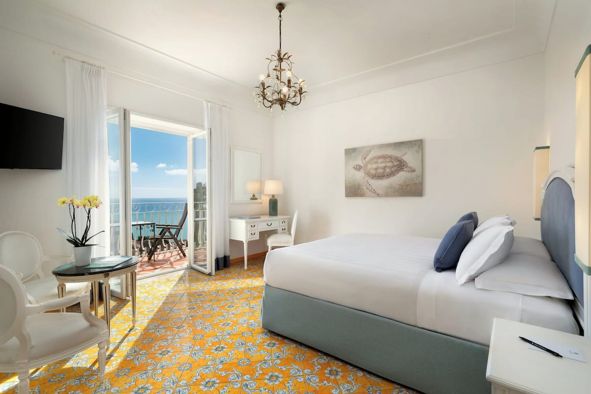 Phòng Suite Junior, quang cảnh biển | Minibar, két bảo mật tại phòng, bàn 