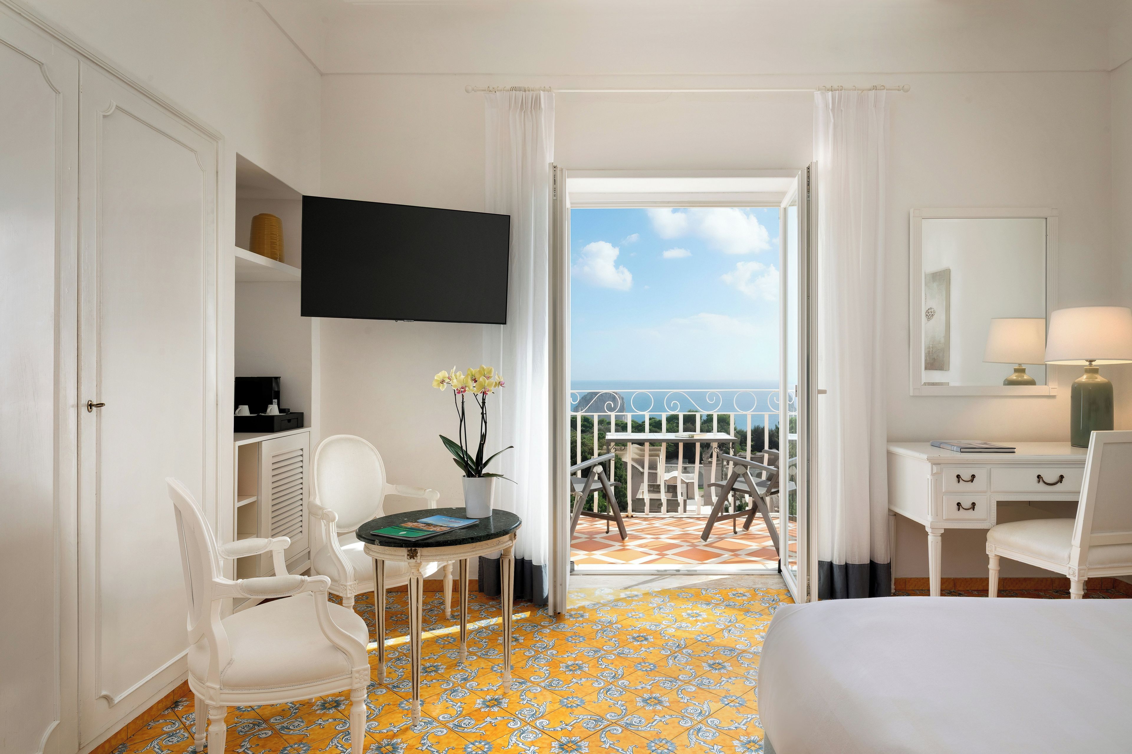 Minibar, in-room safe, desk, free WiFi
