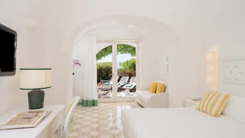 Minibar, coffres-forts dans les chambres, bureau