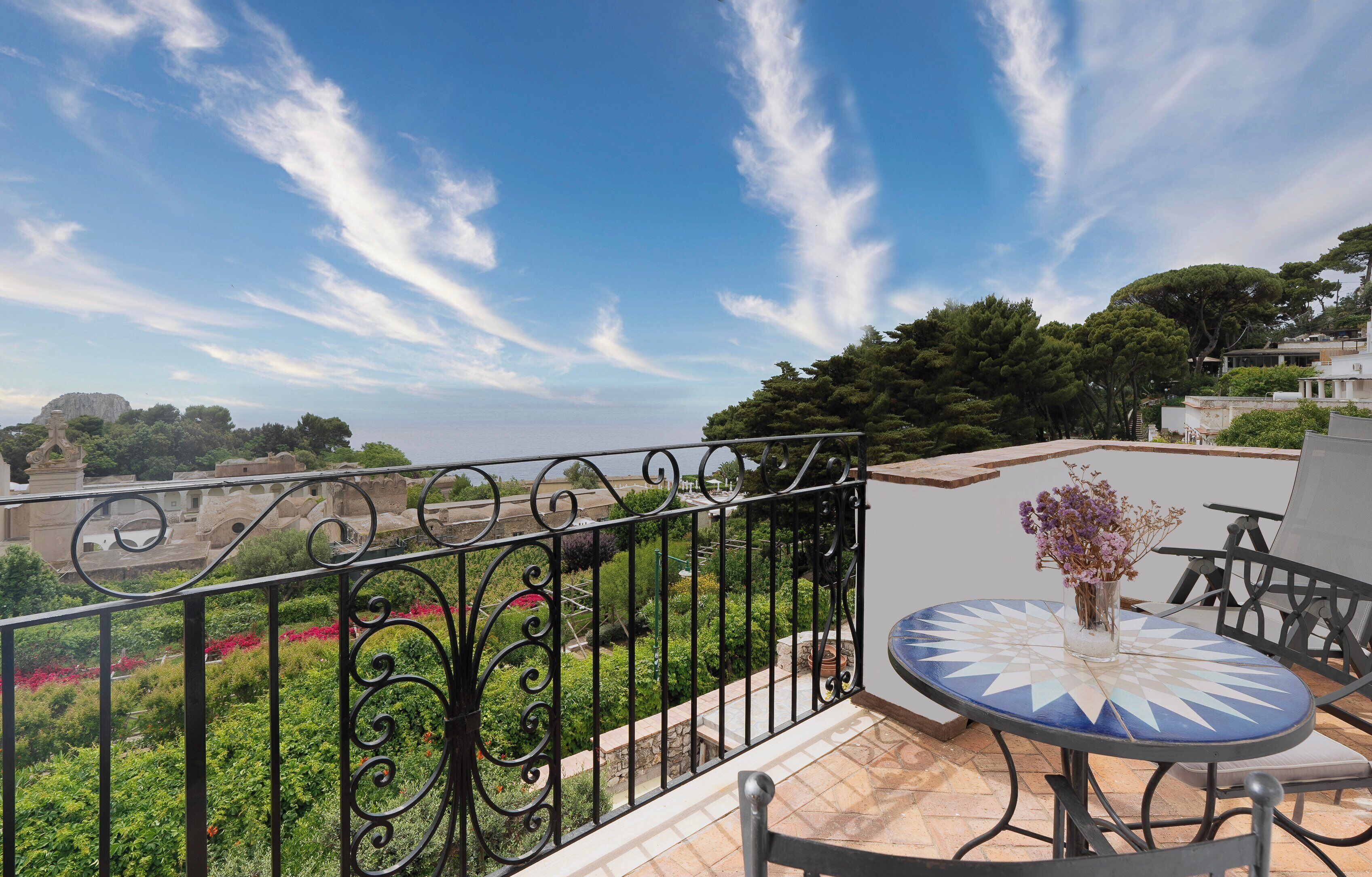 junior suite, 1 double bed, balcony, sea view | minibar, in-room safe, desk, rollaway beds