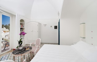 Minibar, in-room safe, desk, free WiFi