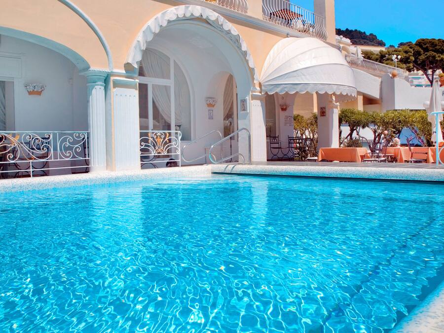 Een seizoensgebonden buitenzwembad, parasols voor strand/zwembad