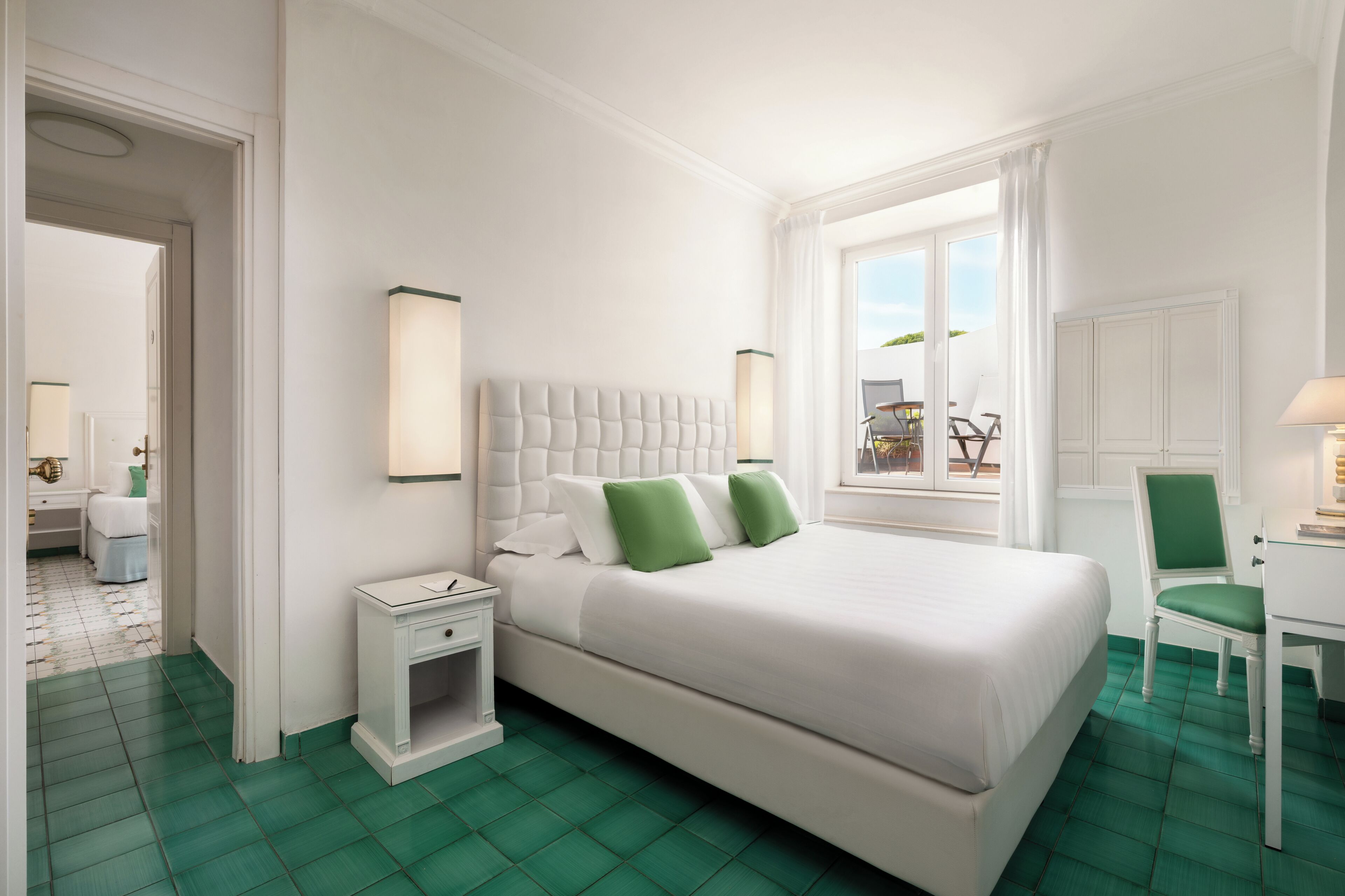 Quarto casal superior, 1 cama de casal | Frigobar, cofres nos quartos, escrivaninha