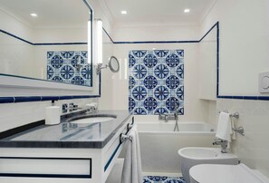 Suite Junior, terrazzo, vista giardino | Bagno | Asciugacapelli, accappatoio, pantofole, bidet